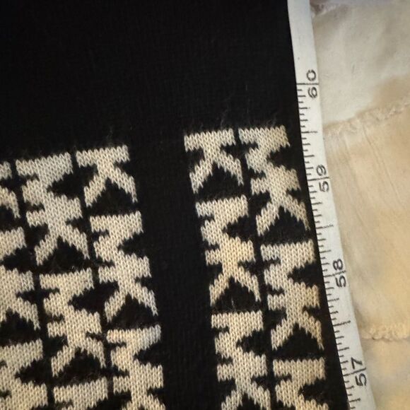 Black and Cream Patterned Fabric - Picture 4 of 9